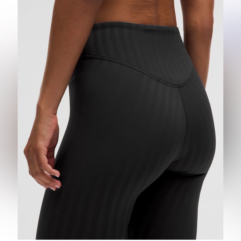 Lululemon Wunder Under High-Rise Tight 25"
Tonal Stripe size 4